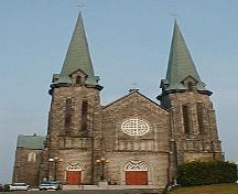 Vue de la façade de la Cathédrale, cette image illustre les deux clochers et la nef centrale avec sa verrière.; PNB 2003