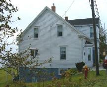 Side elevation, Flynn-Cutler-Robichaud House, Arichat, NS, 2005.; Heritage Division, Nova Scotia Department of Tourism, Culture and Heritage, 2005