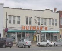 Photo de la façade du magasin Hutman's, prise devant le restaurant Greco Pizza Donair.; Société hitorique du Madawaska.