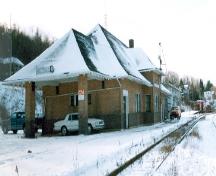 Corner view of the Canadian National Railway Station, showing both the rear and side façades.; Agence Parcs Canada / Parks Canada Agency, A. M. de Fort-Menares, 1993.