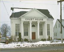Vue de l'entrée principale du Palais de justice du comté d'Antigonish, 1987.; Parks Canada Agency/ Agence Parcs Canada, 1987.