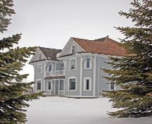 Vue oblique - du sud-est, de la maison Schwartz, Altona, 2005; Historic Resources Branch, Manitoba Culture, Heritage and Tourism 2005