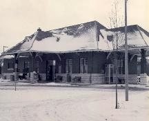 Corner view of the Canadian National Railway Station, showing both the front and side façades.; Heritage Research Associates, M. Carter, 1993.