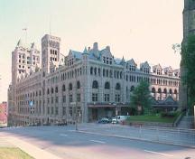 Exterior photo of Windsor Station (Canadian Pacific), 1990.; Parks Canada Agency/Agence Parcs Canada, CIHB/IBHC, 1990.