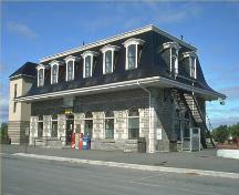 Vue en angle montrant la façade et un côté de la Gare du Grand Tronc à Belleville, 1990.; Parks Canada Agency/ Agence Parcs Canada, 1990.