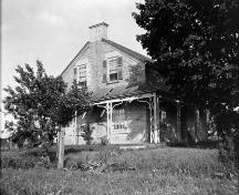 View showing the original Regency verandah in dilapidated state - 1925; Meredith Colborne Powell, [photograph], 1925, PA-026835 Library and Archives Canada