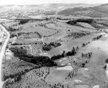 Photo aérienne d'une partie du Club de Golf Fraser Edmundston à ses débuts.  On voit sur la photo que la végétation des terrains était encore à un stade peu avancé.; City of Edmundston