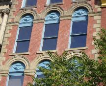 Cette image montre les détails élaborés des fenêtres de la façade avant.; Commercial Properties Limited