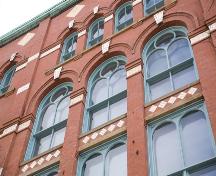 Cette image montre les étages supérieurs de la façade avant de l'édifice.; Commercial Properties Limited