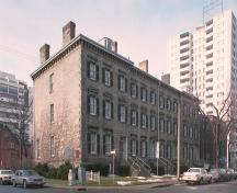 General view of Sandyford Place National Historic Site of Canada, showing its location at the corner of Duke and MacNab streets.; Parks Canada Agency / Agence Parcs Canada