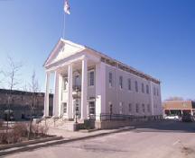 View of Napanee Town Hall, showing its stately Greek revival style, evident in its overall form and proportions, 1995.; Agence Parcs Canada / Parks Canada Agency, 1995.