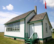 Façades principales - du nord-est de l'école Eunola, région de Tilston, 2006; Historic Resources Branch, Manitoba Culture, Heritage, Tourism and Sport, 2006