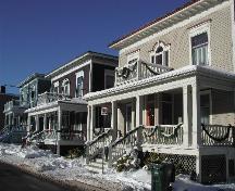 Cette photographie montre la vue globale de l'enfilade de trois maisons de style Craftsman qui sont presque indentiques sur cet îlot, 2005; City of Saint John
