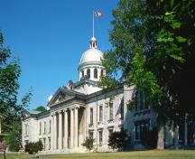 General view of the Frontenac County Court House, showing its exterior features, including classical detailing and composition, a bold portico, and a domed cupola, 2004.; Parks Canada Agency / Agence Parcs Canada, 2004