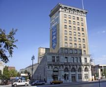 Contextual view, from the east, of the Union Bank Building Annex, Winnipeg, 2006. The Annex is the two-storey section on the left side of the complex, adjoining the ten-storey Union Bank Building.; Historic Resources Branch, Manitoba Culture, Heritage and Tourism, 2006