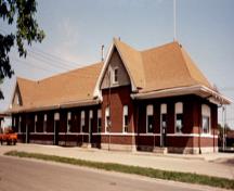 General view of VIA Rail/Canadian National Railways Station at Portage la Prairie, showing the south façade, 1992.; Agence Parcs Canada / Parks Canada Agency, 1992.