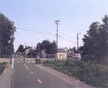 Vue générale de la piste cyclable aménagée sur le tracé de l’ancien chemin de fer, 1999.; Olivier Larochelle, Parks Canada Agency / Agence Parcs Canada, 1999.