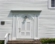 Detail of one of two front doors (left), Smith's Cove Baptist Meeting House and Temperance Hall, Smtih's Cove, 2005.; Heritage Division, NS Dept. of Tourism, Culture and Heritage, 2005