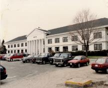 View of Vimy Barracks (B6), showing the projecting portico and recessed entrance, 1993.; Ministère de la Défense nationale / Department of National Defence, 1993.