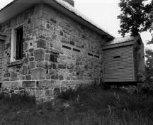 Vue en angle de la résidence fortifiée du maître-éclusier de Jones Falls, qui montre le porche fortifié, 1989.; Parks Canada Agency / Agence Parcs Canada, 1989.