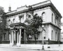 Corner view of the Custom House, showing the façade with the main entrance, 1927.; Library and Archives Canada/ Bibliothèque et Archives Canada, PA-57417, 1927.