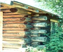 View of Grey Owl's Cabin, showing its natural peeled logs.; Agence Parcs Canada / Parks Canada Agency