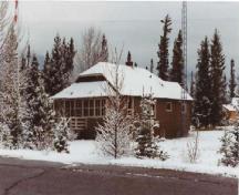 View of the Warden's Residence, showing the enclosed sun porch projecting on the front, 1992.; Parc national du Canada Banff / Banff National Park of Canada, 1992.