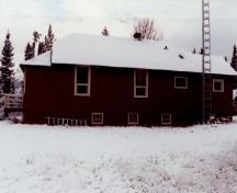 View of the Warden's Residence, showing the simple one-storey structure with a medium pitch truncated hipped roof, 1992.; Parc national du Canada Banff / Banff National Park of Canada, 1992.