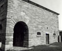 Detailed view of the Guardhouse, showing the masonry walls, constructed of cut stone laid in a very carefully designed arrangement.; Parks Canada Agency / Agence Parcs Canada.