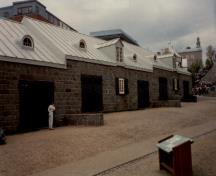 View of the Cannon Carriage Store, showing the windows placed under each dormer, 1991.; Agence Parcs Canada / Parks Canada Agency