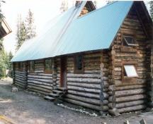 Façade arrière de la cabane alpine Stanley Mitchell, montrant les rondins écorcés posés horizontalement et assemblés à queue d’aronde, 1998.; Parks Canada Agency/Agence Parcs Canada, 1998.