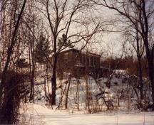 Vue générale de la façade gauche de la maison fortifiée du maître-éclusier, 1987.; Parks Canada Agency / Agence Parcs Canada, 1987.
