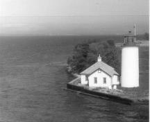 The Nine Mile Point Lighthouse with a view of Lake Ontario, 1986.; Department of Transport/Ministère des Transports, 1986.