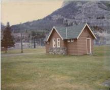 General view of Comfort Station 1, showing the cross-gable roof and the use of horizontal tapered wood siding for the walls, 1990.; Parks Canada Agency / Agence Parcs Canada, 1990.