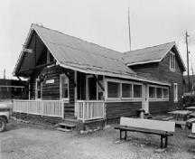 View of the General Manager's House, showing the overhanging gable roof supported on wood brackets, 1988.; Agence Parcs Canada / Parks Canada Agency, 1988.