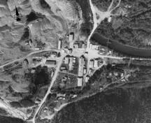 Aerial view of the Bear Creek Compound, 1988.; Department of Energy, Mines and Resources / Ministère de l'Énergie, des Mines et des Ressources , 1988.