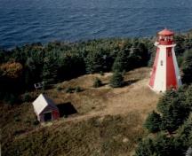 Vue aérienne du lieu du Phare de l'île Henry, 1990.; Transport Canada / Transports Canada, 1990.