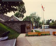 Vue de l'entrée principale de la poudrière de l'Esplanade, qui montre le toit à pignon, 1989.; Parks Canada Agency / Agence Parcs Canada, 1989.
