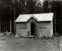 General view of the Fortune Warden Cabin, 1990.; Agence Parcs Canada / Parks Canada Agency, 1990.