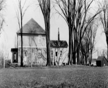 View of the side façade of the Defensible Lockmaster's House, showing the summer kitchen at the rear, 1930.; Parks Canada Agency / Agence Parcs Canada, 1930.