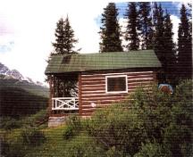 Façade latérale du Chalet des gardes du parc de Medicine Tent, qui montre le toit à deux versants avec un porte-à-faux généreux, 1996.; Parks Canada Agency / Agence Parcs Canada, 1996.
