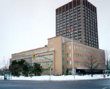 General view of Administration Building, showing the asymmetrical, L-shaped massing with intersecting volumes and flat roofs, 1998.; Parks Canada Agency / Agence Parcs Canada, J. Mattie, 1998.