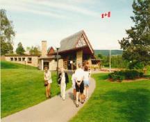 Vue de l'extérieur du musée Alexander-Graham-Bell qui montre l'entrée principale, la galerie principale, et la bibliothèque adjacente, 1996.; Parks Canada Agency / Agence Parcs Canada, 1996.
