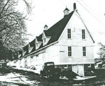 General view of Building 16, showing the small scale of the building, the low, shingled, gable roof, and the small windows and clapboard siding, 1948.; Department of Agriculture / Ministère de l'Agriculture, 1948.