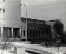 Façade of the Surveys and Mapping Building, showing the larger vertical windows of the library wing, 1994.; Parks Canada Agency / Agence Parcs Canada, 1994.