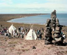 Vue générale des sites Arvia'juaq et Qikiqtaarjuk démontrant  l'utilisation constante de ces sites par les Inuits à des fins culturelles, spirituelles et économiques.; Parks Canada / Parcs Canada, n.d.