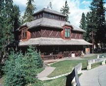 Vue générale montrant sa masse étagée formée de la véranda avec des large consoles, de la forme du toit en croupe du bloc principal, et de la lanterne installée en haut du toit.; Parks Canada