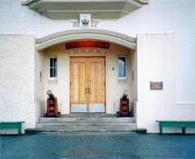 Detail view of the main entrance to Grant Block with its double doors and flanking windows, recessed under a segmental arch, 1995.; Parks Canada Agency / Agence Parcs Canada, L. Maitland, 1995.