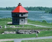 Vue de Coteau-du-lac, qui montre son emplacement au bord du fleuve Saint-Laurent, 1982.; Parks Canada Agency / Agence Parcs Canada, F. Cattroll, 1982.
