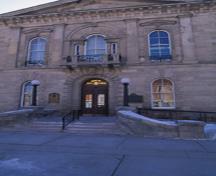 Exterior view of Guelph City Hall, showing its Italianate detailing, including a central, Venetian window, ornamental balconies, a string course delineating stories, 1995.; Parks Canada Agency/Agence Parcs Canada, J. Butterill, 1995.